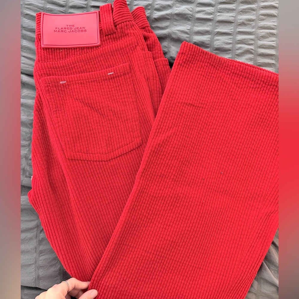 Marc Jacobs Flared Jeans in corduroy red
Size 26